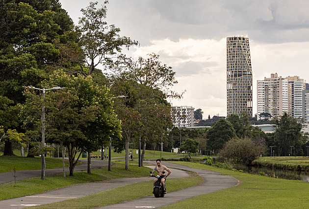 Vypadá jako obří ementál. Unikátní věžák udivuje fasádou plnou děr a zeleně