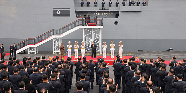 Podvyživení námořníci KLDR se na Kimově recepci přejedli tučného, skolil je průjem