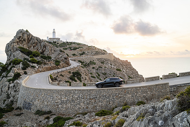 První jízda: Aston Martin DBX S je milionářský stěhovák, jezdí tři sta i hýčká