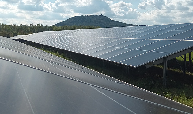 Bude největší a chytrá. Panely na jih nám nevyhovují, říká stavitel elektrárny