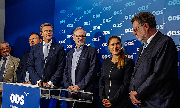 Napřed si dělí křesla a dokonce přibývají. Vládní politici kritizují nový kabinet