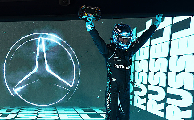 A zase ten Alonso. Veterán v Singapuru zuřil a nadával, naštval ho Hamilton