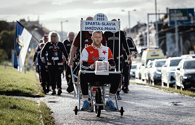 Trakařem až na derby. Výprava nadšenců ze Smržovky zdárně dorazila na Letnou