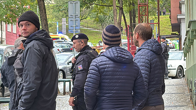 Policie přesvědčila muže na Žižkově, aby slezl ze střechy domu