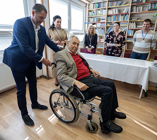 Komunisté nevymřou, stále nejsou venku ze hry. Miloš Zeman to sliboval už v roce 1990