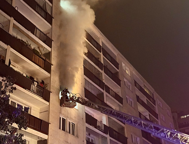 Nkolik jednotek hasi likvidovalo ve stedu veer poár bytu na praském...