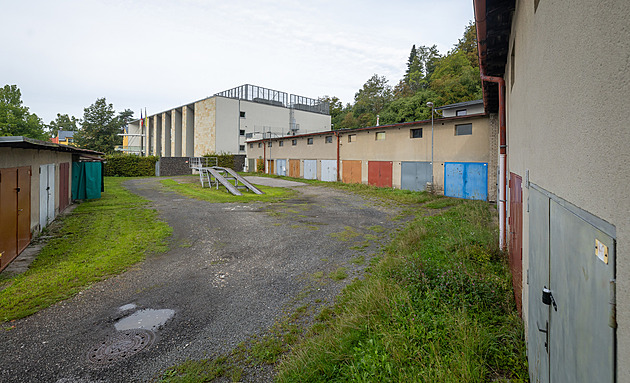 Garáe stojí v Turnov pímo pod kostelem Narození Panny Marie. Mstu se nyní...