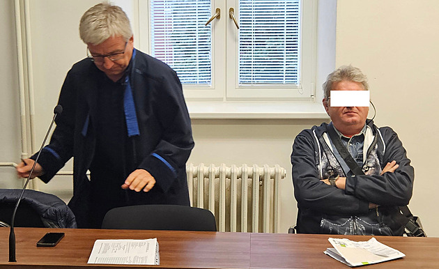 Tiapadesátiletý mu (vpravo) z Frýdecko-Místecka byl obalován z loupee v...