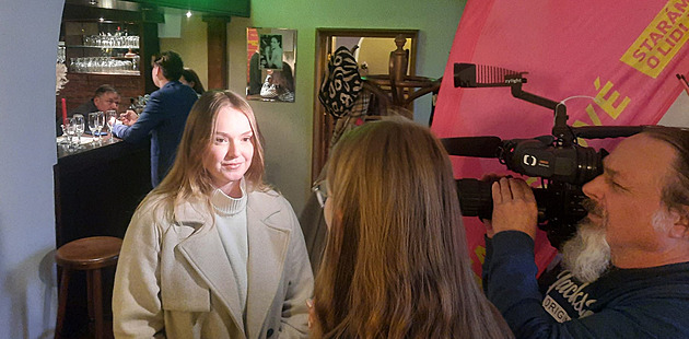 Seznamte se, nejmladší poslankyně, studentka a nová hvězda Starostů Julie Smejkalová