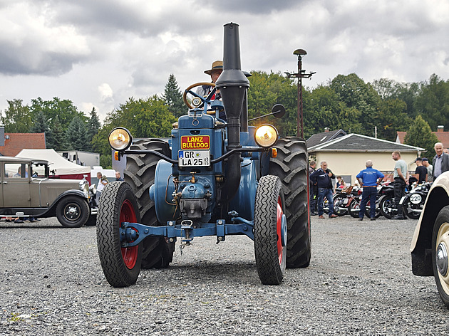 Zapálit a pozor na prsty. Startujeme slavný traktor, je to rituál pro šikovné