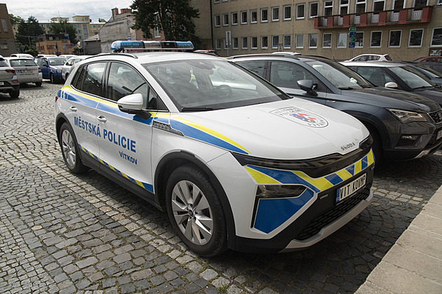 Policie na drátě. Nový elektrický elroq je jen kapkou v moři benziňáků