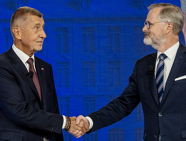 ONLINE: Připněte si českou vlajku, vyzval Babiš premiéra Fialu, dal mu dárek