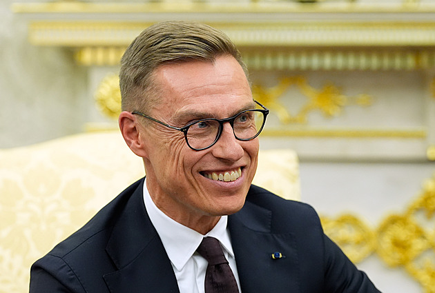 Budu vás před invazí bránit, slibuje Trump Finům. Proti Rusku zvažuje nové sankce