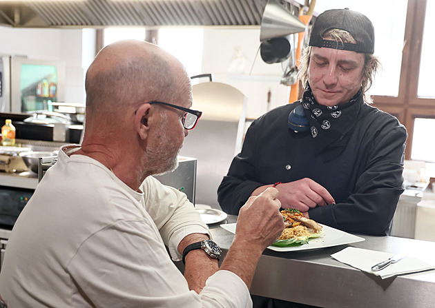 Díky Ano, šéfe! mohl mít Ostrov boží bistro. Škoda nevyužitého potenciálu