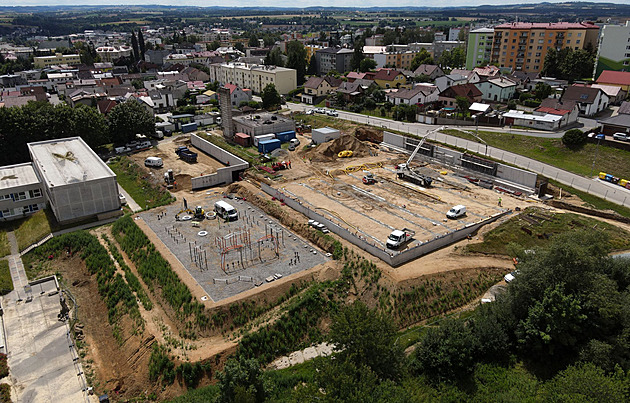 Nové sportovit u základní koly bude umístno ve svaitém terénu na jakýchsi...