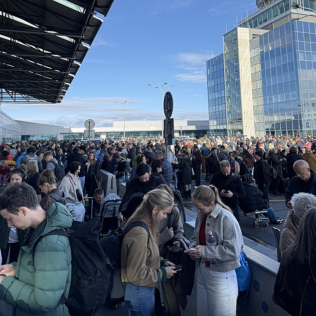 Poplach na letišti v Praze. Z Terminálu 2 se musely evakuovat stovky lidí