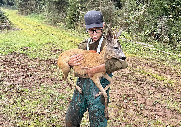 Student 2. roníku oboru lesní mechanizátor Ivan Hlka se zachránným srncem...