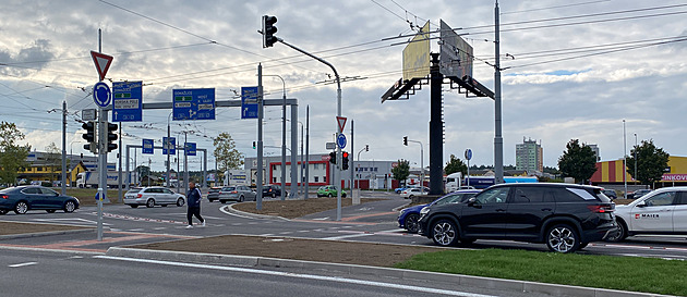 Dopravní situace na nov oteveném kruhovém objezdu na Borských polích se...