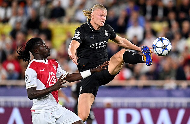 Erling Haaland (vpravo) z Manchesteru City d�v� g�l.