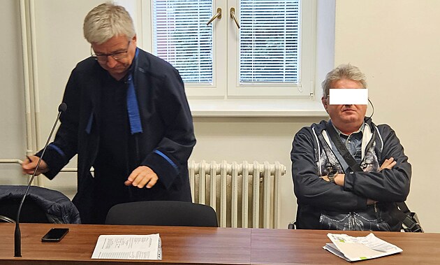 Tiapadesátiletý mu (vpravo) z Frýdecko-Místecka byl obalován z loupee v...