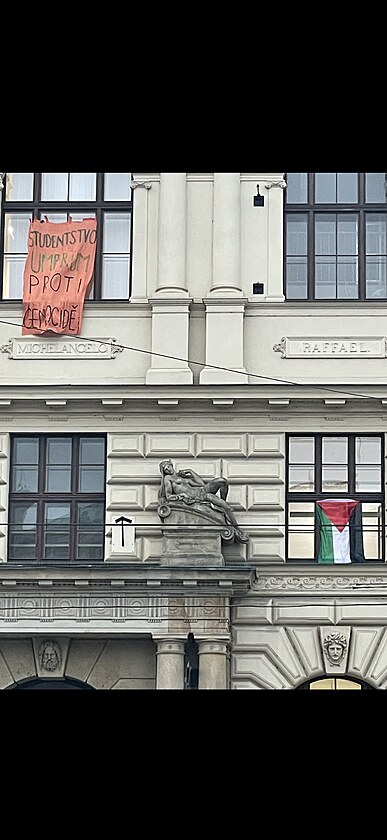 Palestinská vlajka na budov praské UMPRUM. (7. 10. 2025)