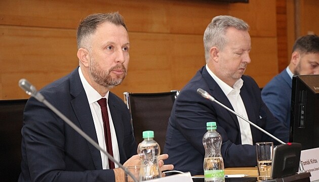 Konferenci zahájili hejtman Ústeckého kraje Richard Brabec (vpravo) a nám�stek...