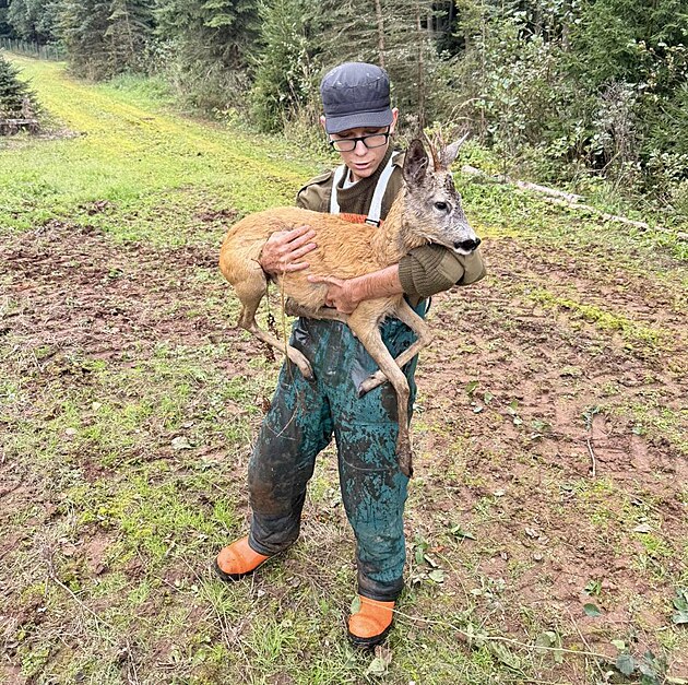 Student 2. roníku oboru lesní mechanizátor Ivan Hlka se zachránným srncem...