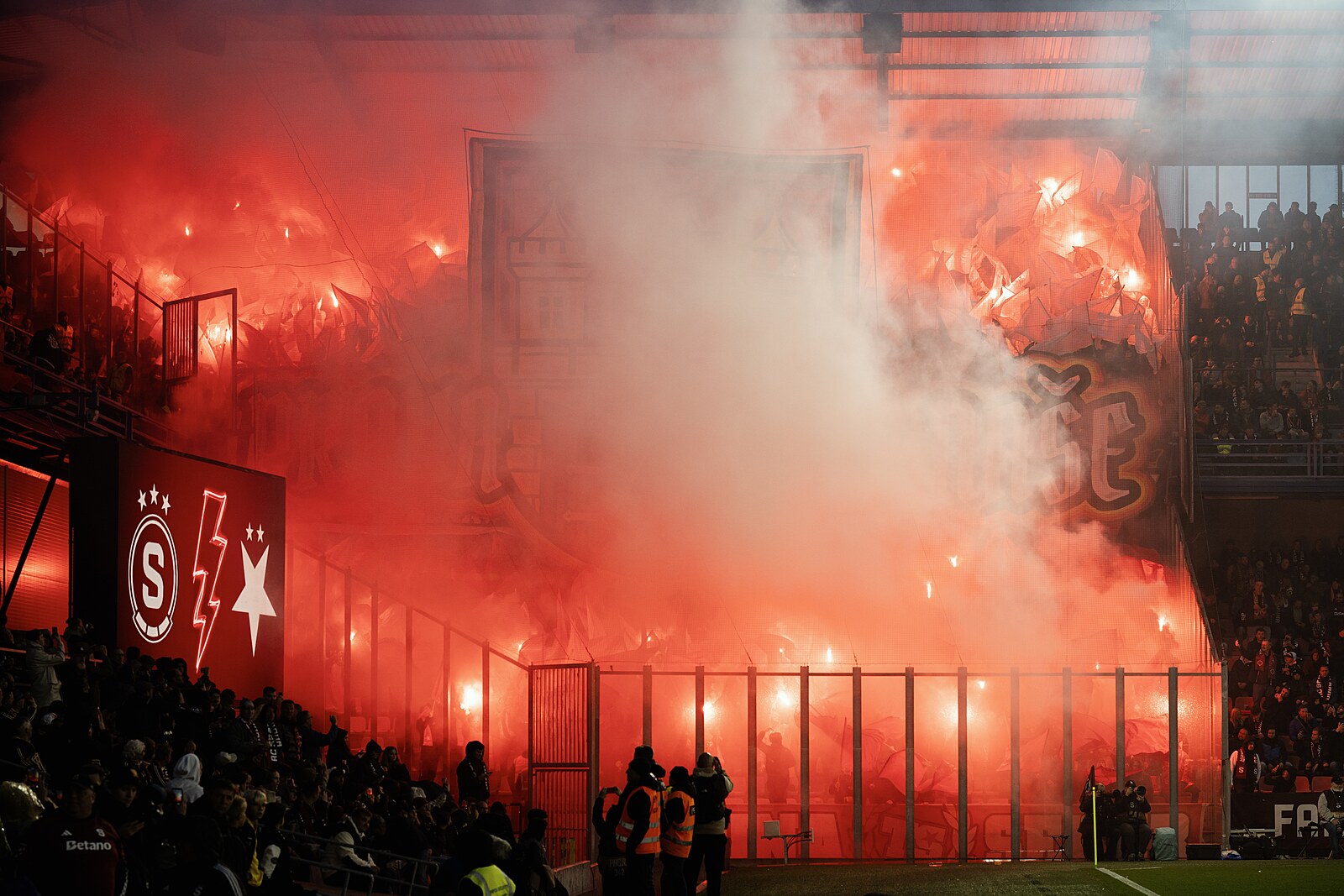 Použití pyrotechniky na fotbale bude nově trestným činem, řekl ministr Šťastný