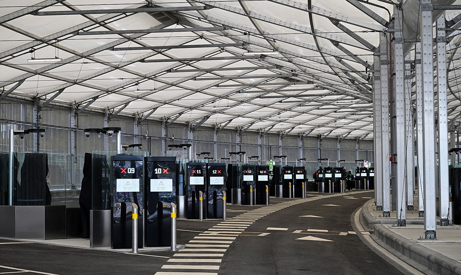 Srážka autobusu s nákladním vlakem u Eurotunelu. Zraněných jsou dvě desítky