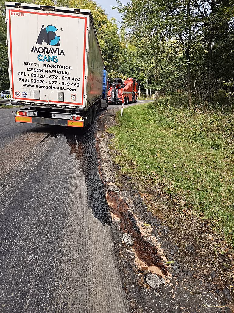 Na objízdné trase ve sm�ru z Chlumce do Petrovic do�lo k úniku pohonných hmot a...