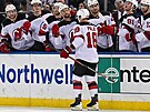Ond�ej Palát z New Jersey oslavuje sv�j gól se spoluhrá�i.