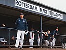 Trenr eskch baseballist Pavel Chadim (vlevo) na ME 2025 v Rotterdamu