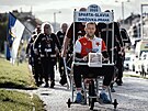 Skupina nad�enc� p�ijela na traka�i z Jizerských hor do hlavního m�sta na derby...