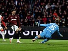 Spar�anský úto�ník Albion Rrahmani p�ekonává Jakuba Markovi�e v brán� Slavie....