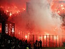 Pyrotechnika fanou�k� Slavie v derby proti Spart�