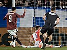 Spar�anský úto�ník Albion Rrahmani st�ílí gól branká�i Jakubu Markovi�ovi v...