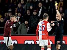 Slávistický obránce Tomá� Vl�ek vidí �lutou kartu v derby proti Spart�.