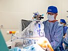 Lkai prostjovsk nemocnice pi robotick operaci kloubu.