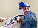 Lkam prostjovsk nemocnice pomh pi vmnch kolennch kloub robotick...