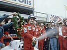 Alain Prost se raduje ze svého prvního titulu ve formuli 1.
