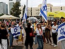 Izraelci se v Tel Avivu radují z oznámené dohody o p�ím��í mezi Izraelem a...