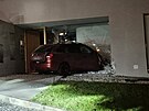 Ve zlnsk ulici Partyznsk vjel automobil skrz sklennou stnu a do pzem...