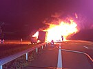 Pi nehod nkladnho a osobnho auta vypukl mohutn por (7. jna 2025)