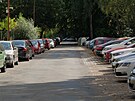 Ulice Chelickho je nejble k ndra, proto tam asto odstavuj auta lid,...