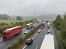 Vce ne ptikilometrov kolona aut se thla od dlninho mostu u Rokycan a...