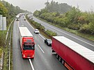 Vce ne ptikilometrov kolona aut se thla od dlninho mostu u Rokycan a...