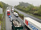 Vce ne ptikilometrov kolona aut se thla od dlninho mostu u Rokycan a...