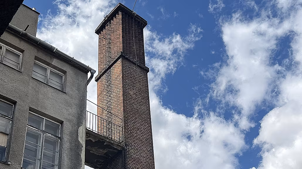 P�ibli�n� polovina horní �ásti komínu v opavské Bred�, který nebyl p�ibli�n�...
