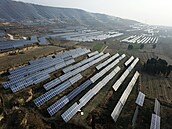 Instalace solárních panel v okrese Ruicheng v provincii Shanxi ve stední ín.