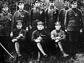 Písluníci NKVD na této fotografii dávají nenápadn na odiv hodinky, které...